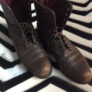 Photo detail:LEATHER LACE-UP BOOTS W/QUILTED LINING