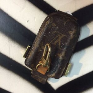 Photo detail:AUTHENTIC LOUIS VUITTON PHONE CASE/KEYCHAIN