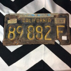 Photo detail:OLD VINTAGE LICENSE PLATE - CALIFORNIA - RUSTY