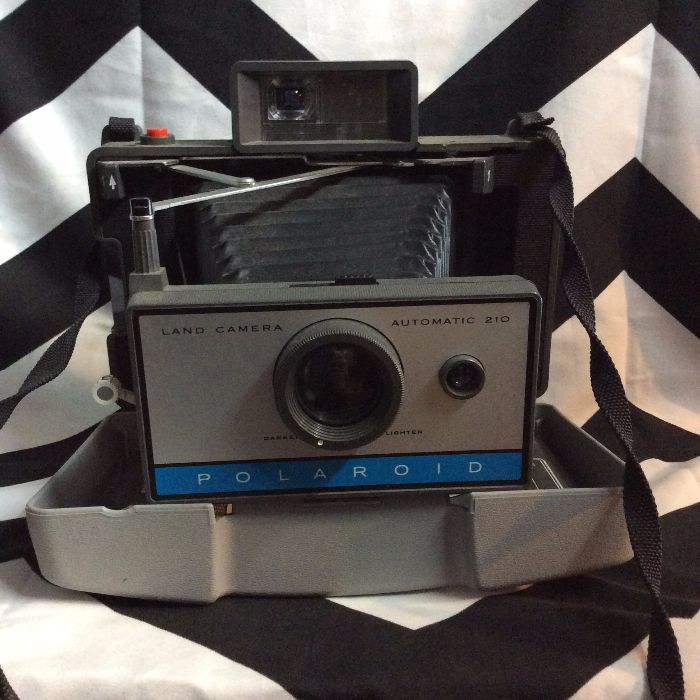 Vintage Polaroid 210 Folding Land Camera w Case & Flash 1
