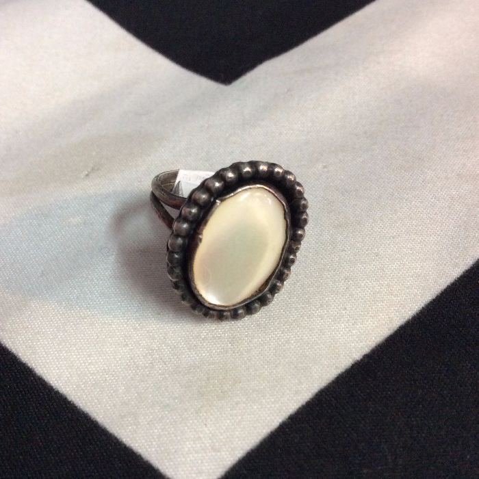 STERLING SILVER RING W/ WHITE MOTHER OF PEARL STONE 1