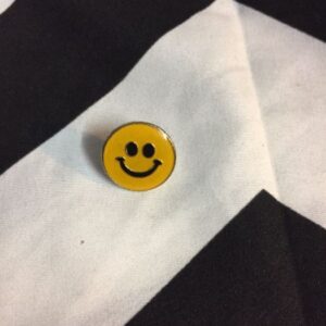 Photo detail:BW PIN - SMILEY FACE