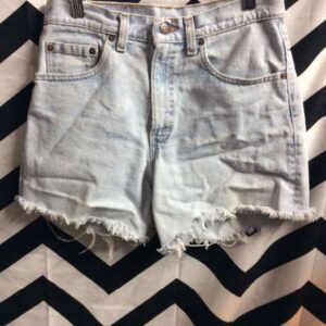 Photo detail:LEVIS DENIM SHORTS - CUTOFF - LONGER CUT - LIGHT ACID WASH - BACK TAG MISSING