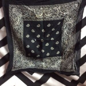 Photo detail:CLASSIC BANDANA/SCARF – COTTON – PAISLEY PRINT DESIGN – SQUARE