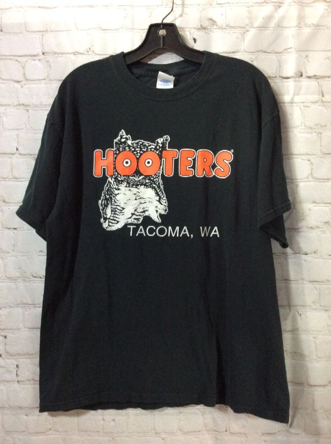 T-shirt Hooters Tacoma Wa W/ Hooters Owl Graphic | Boardwalk Vintage