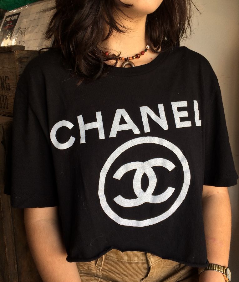 Cropped Bootleg Chanel T-shirt Chanel Emblem / Circle | Boardwalk Vintage