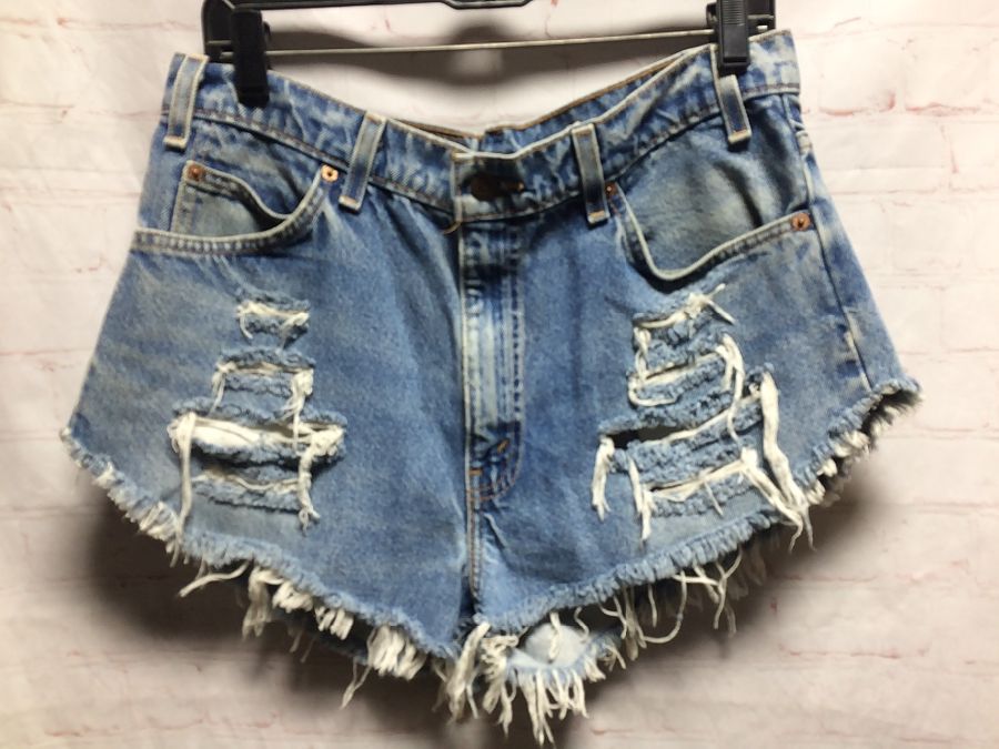 distressed levis shorts