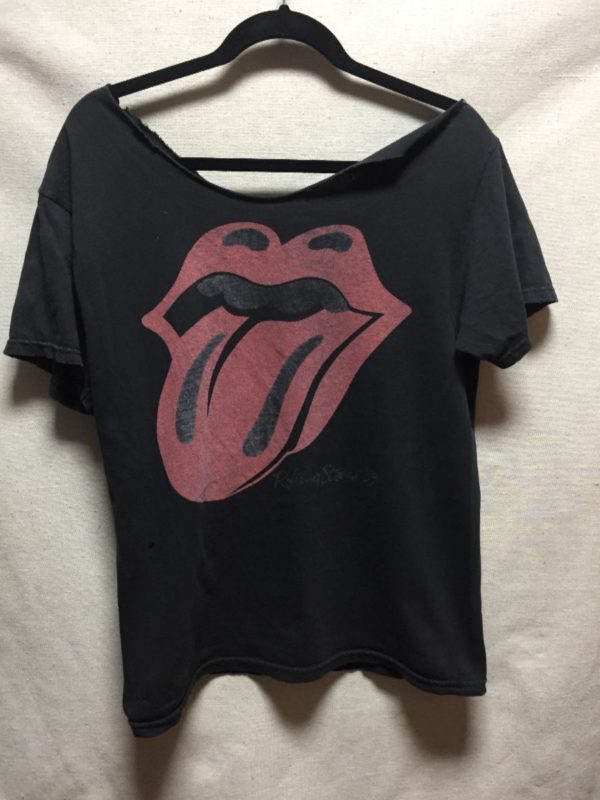 product details: CUT OFF COLLAR SCOOP NECK ROLLING STONES 1989 TONGUE GRAPHIC WOMENS T SHIRT photo
