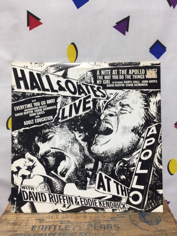 product details: DARYL HALL & JOHN OATES FEATURING DAVID RUFFIN & EDDIE KENDRICK* ‎– A NITE AT THE APOLLO LIVE! photo