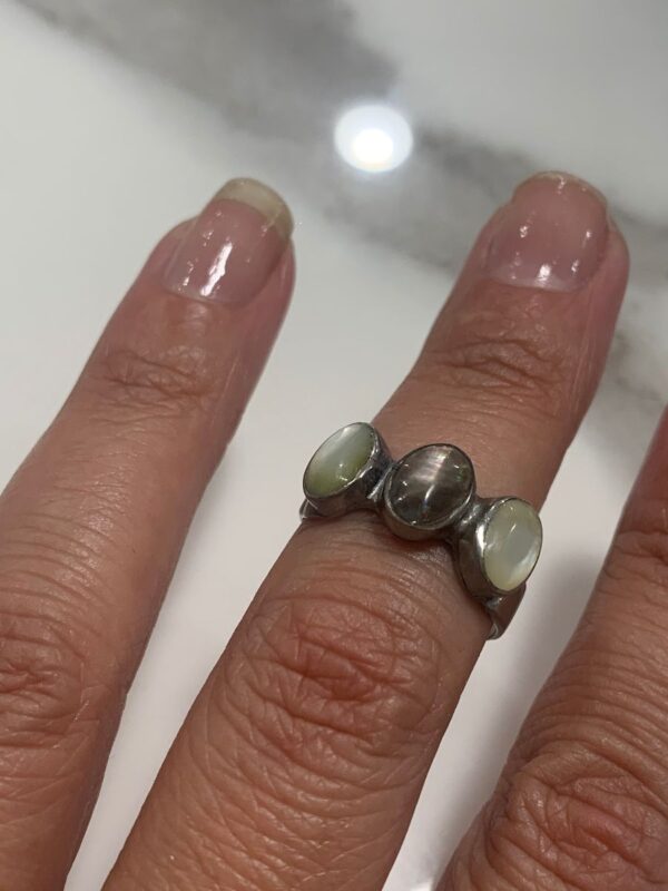 product details: VINTAGE STERLING SILVER RING TAUPE MOONSTONE & MOTHER OF PEARL STONES photo
