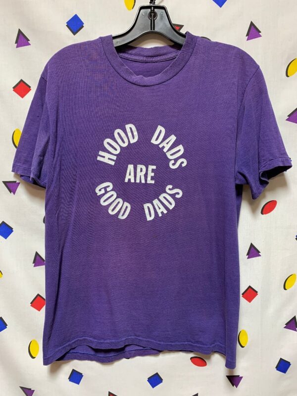 product details: RETRO CREW NECK COTTON T-SHIRT HOOD DADS ARE GOOD DADS GRAPHIC photo