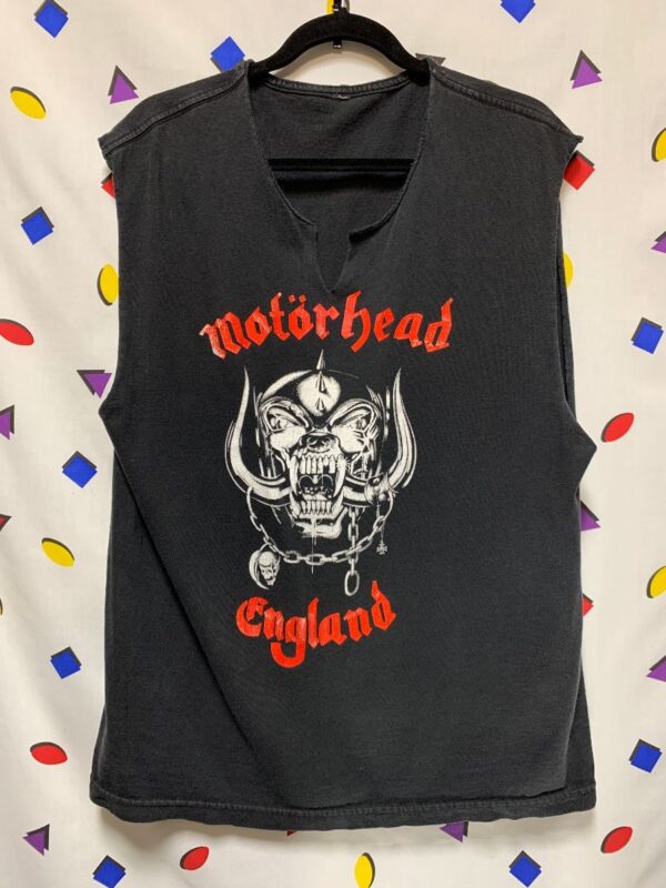 product details: MOTORHEAD ENGLAND SNAGGLETOOTH GRAPHIC CUT OFF T-SHIRT WITH COLLAR SLIT photo