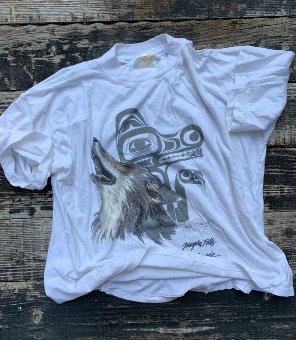 product details: VINTAGE SUE COLEMAN CANADA NIAGARA FALLS PRINT INDIGENOUS WOLF TEE photo
