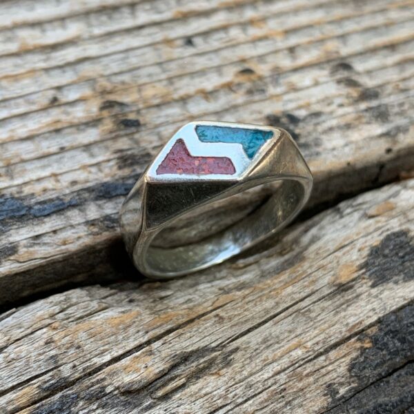 product details: CRUSHED TURQUOISE AND CORAL DIAMOND SHAPED GEOMETRICAL INLAY SILVER RING photo