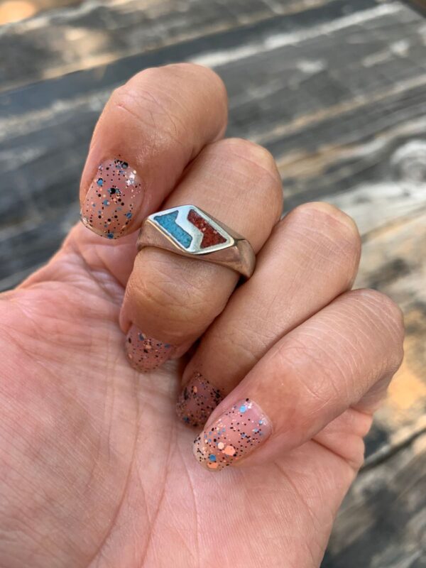product details: CRUSHED TURQUOISE AND CORAL DIAMOND SHAPED GEOMETRICAL INLAY SILVER RING photo