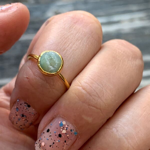 product details: JADE GREEN SMALL GOLD PLATED NATURAL CRYSTAL STONE DRUZY QUARTZ MIDI RING SIZE 5 photo