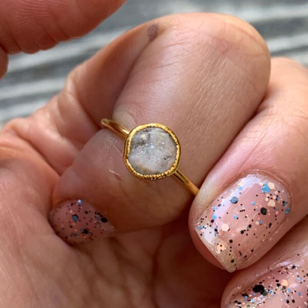product details: LIGHT GRAY  SMALL GOLD PLATED NATURAL CRYSTAL STONE QUARTZ DRUZY RING SIZE 7 photo