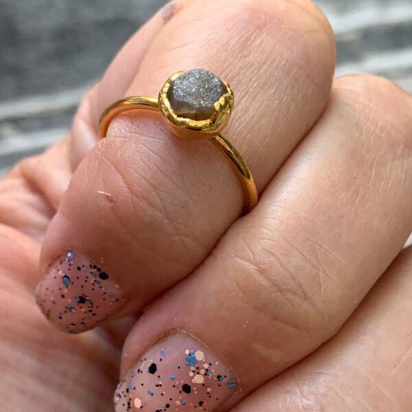 product details: DARK GREY SMALL GOLD PLATED NATURAL CRYSTAL STONE RING SIZE 7 photo