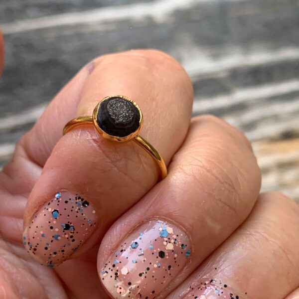 product details: SMOKEY BLACK SMALL GOLD PLATED NATURAL CRYSTAL STONE DRUZY QUARTZ RING SIZE 6 photo