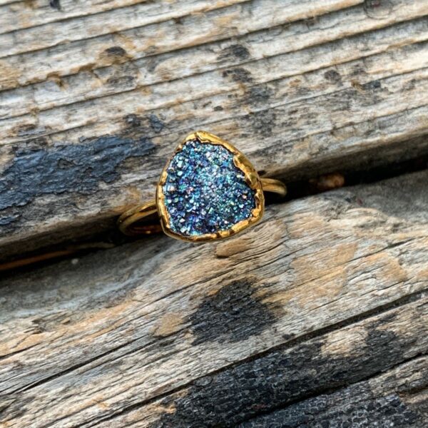 product details: BLUE  SMALL GOLD PLATED NATURAL CRYSTAL STONE DRUZY QUARTZ  MIDI RING SIZE 6 photo