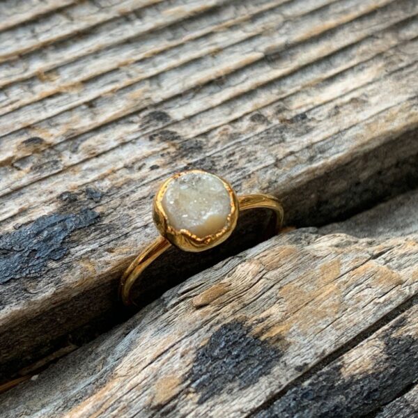 product details: WHITE DRUZY SMALL GOLD PLATED NATURAL CRYSTAL STONE DRUZY QUARTZ MIDI RING SIZE 6 photo