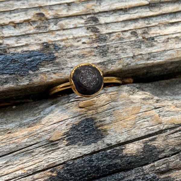 product details: MIDNIGHT BLACK DRUZY SMALL GOLD PLATED NATURAL CRYSTAL STONE DRUZY QUARTZ MIDI RING SIZE 5 photo