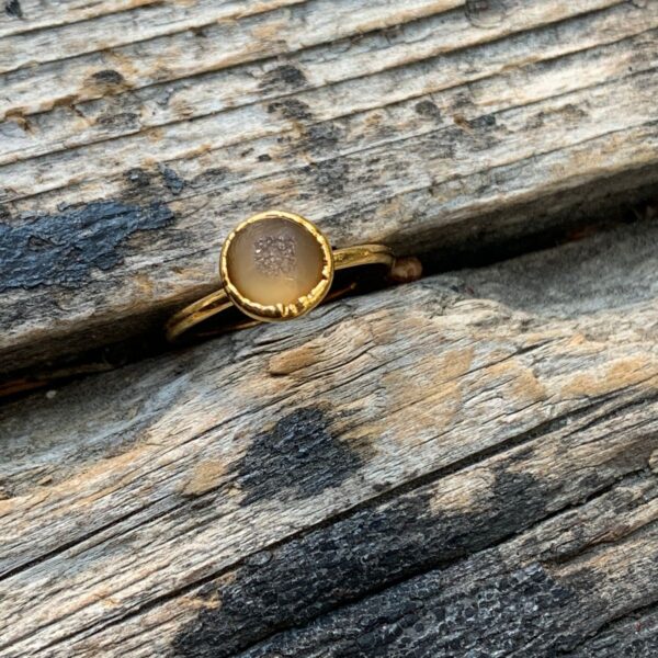 product details: BLONDE SMALL GOLD PLATED NATURAL CRYSTAL STONE DRUZY QUARTZ MIDI RING SIZE 5 photo