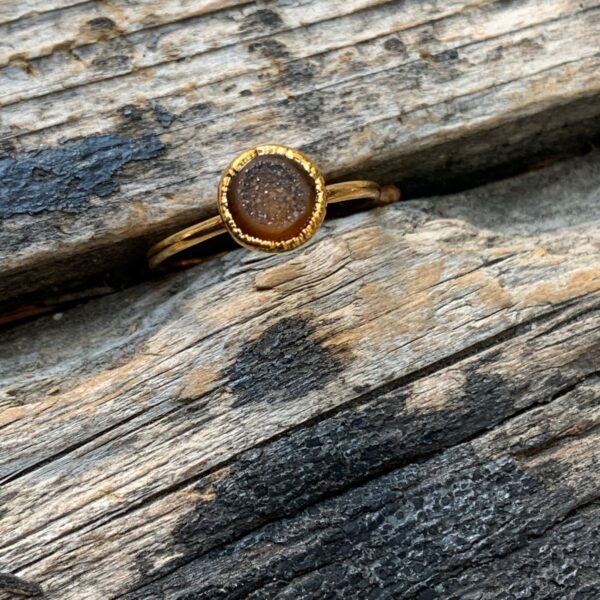 product details: BROWN SMALL GOLD PLATED NATURAL CRYSTAL STONE DRUZY QUARTZ MIDI RING SIZE 7 photo