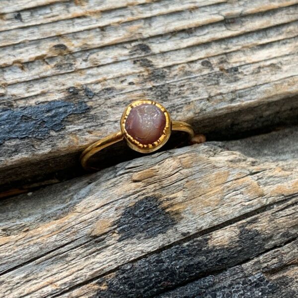 product details: MAUVE SMALL GOLD PLATED NATURAL CRYSTAL STONE DRUZY QUARTZ MIDI RING SIZE 6 photo