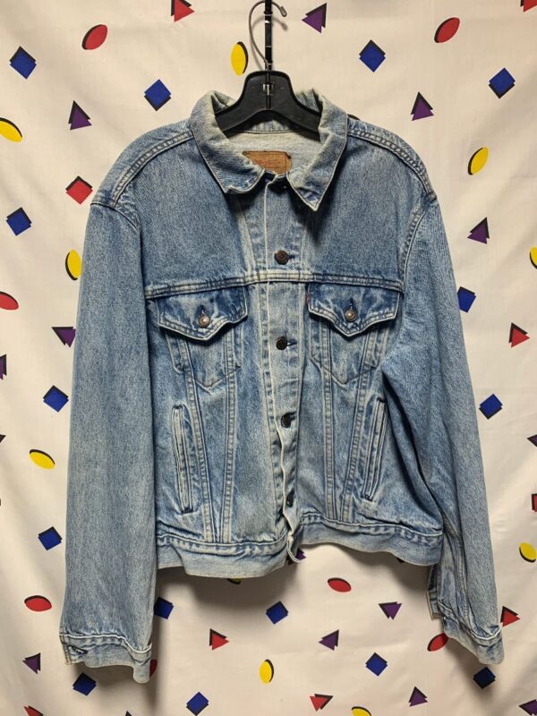 product details: CLASSIC VINTAGE LEVIS TRUCKER JACKET LOGO RED LABEL PERFECT WASH photo