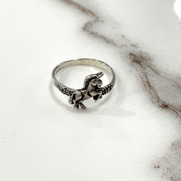 product details: MINI JUMPING UNICORN SILVER RING photo