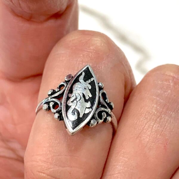 product details: ORNATE UNICORN JET BLACK INLAY RING 1990S DEADSTOCK photo