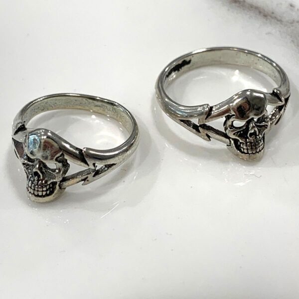 product details: TERMINATOR SKULL SILVER RING WITH ARROW SIDES SMALL BIKER RING photo
