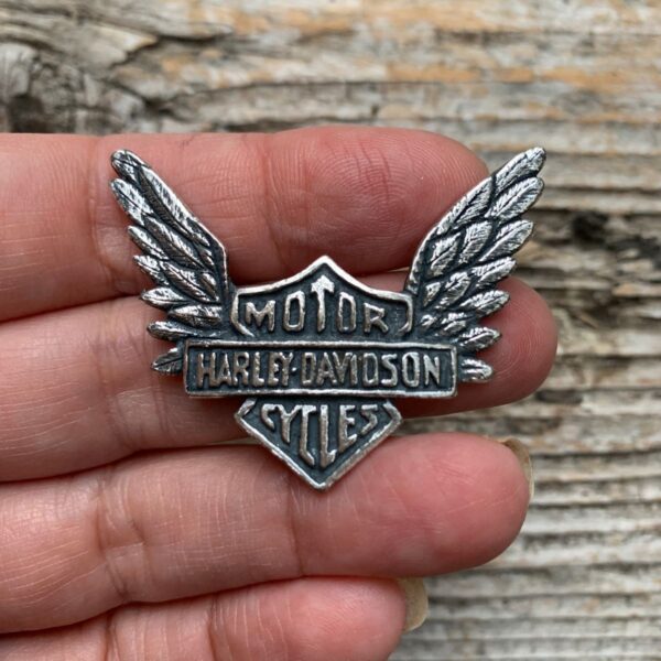product details: VINTAGE DEADSTOCK HARLEY SHIELD LOGO WITH WINGS HEAVY METAL BIKER PIN photo