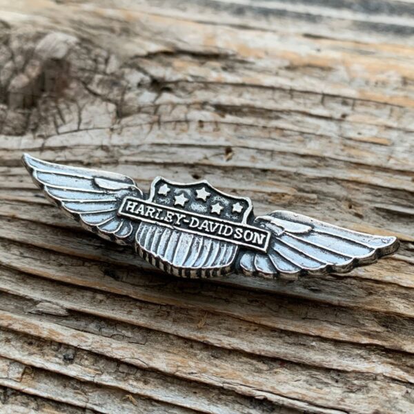 product details: VINTAGE DEADSTOCK CLASSIC HARLEY SHIELD WINGS EMBLEM STARS AND STRIPES HEAVY METAL BIKER PIN photo