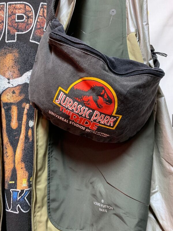 product details: CLASSIC 1996 JURASSIC PARK THE RIDE CANVAS FANNY PACK SINGLE ZIPPER COMPARTMENT UNIVERSAL STUDIOS HOLLYWOOD photo