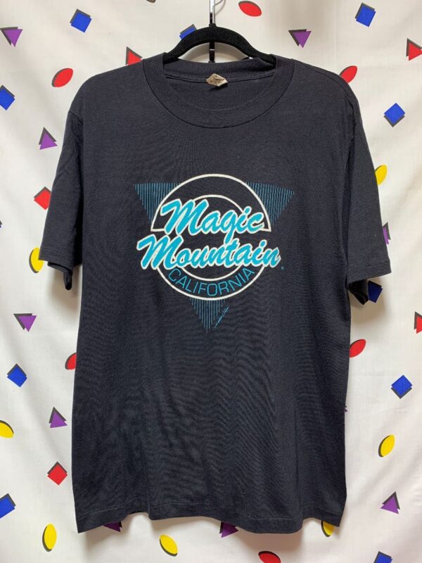 product details: T-SHIRT 1986 MAGIC MOUNTAIN TRIANGLE GRAPHIC photo