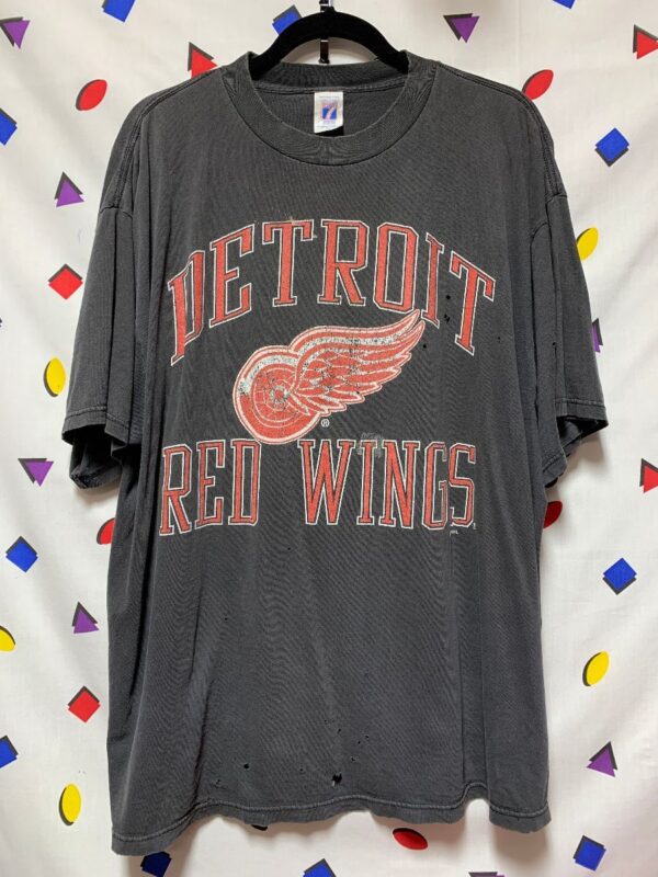 product details: T-SHIRT DETROIT RED WINGS GRAPHIC DISTRESSED - AS IS photo