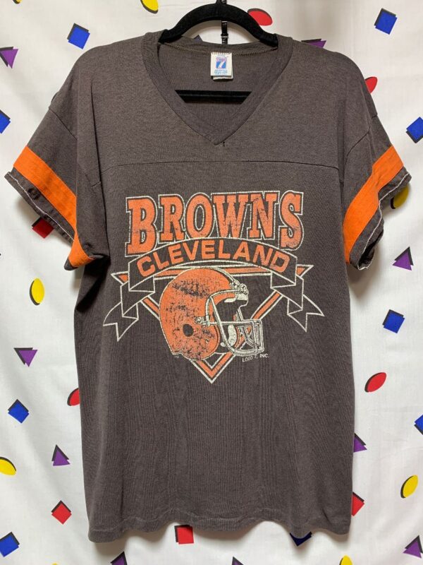 product details: T-SHIRT CLEVELAND BROWNS V-NECK STRIPED SLEEVES photo