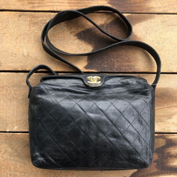 product details: AUTHENTIC 1990S VINTAGE CHANEL PURSE QUILTED LAMBSKIN LEATHER GOLD LOGO CLASP photo