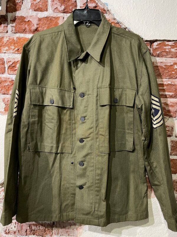 product details: HEAVY COLLARED MILITARY SHIRT WITH FRONT POCKETS AND ARM PATCHES AS-IS photo
