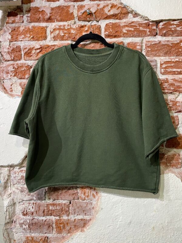 product details: SS CUT OFF CREWNECK CROP SWEATSHIRT photo