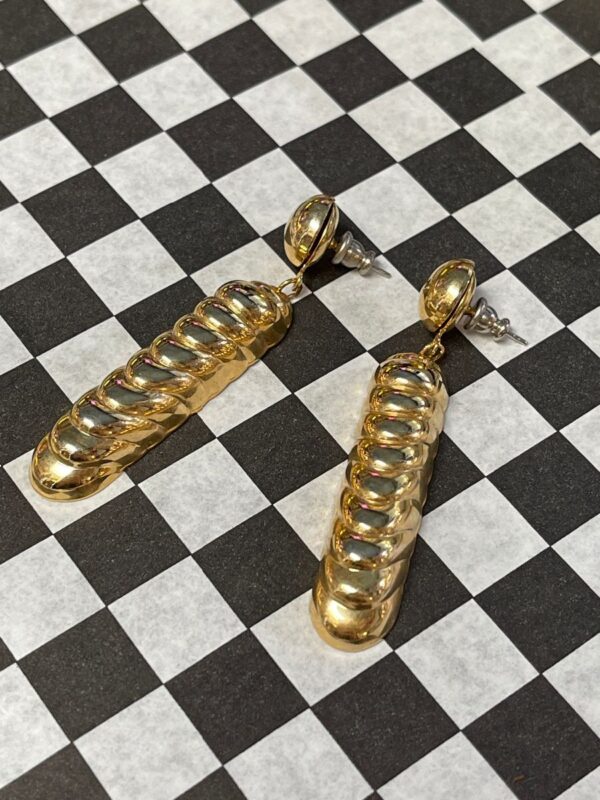 product details: 1980S DEADSTOCK GOLD RIBBED BAR METAL DANGLE POST EARRINGS photo