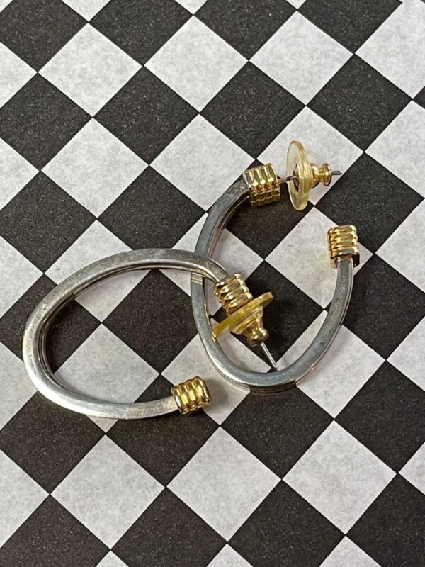 product details: 1990S DEADSTOCK SILVER OVAL HOOP POST EARRINGS W/ GOLD RIBBED TIPS photo
