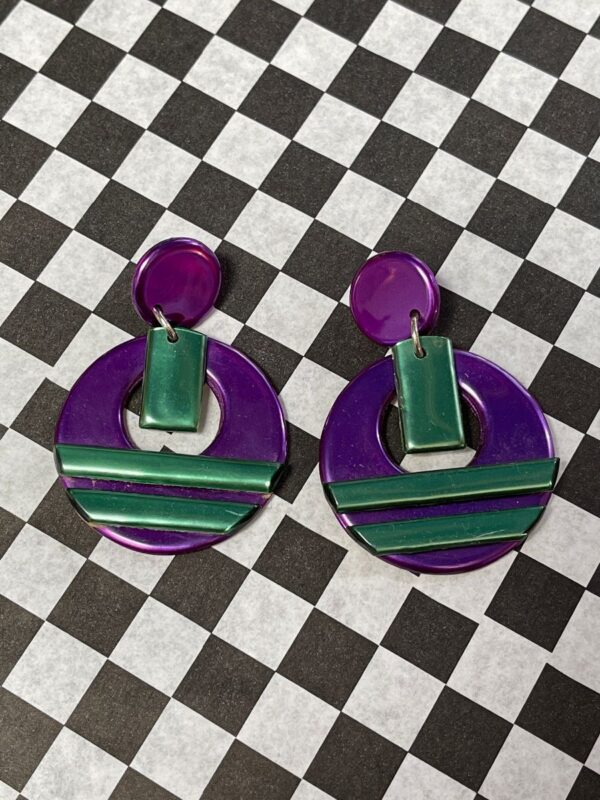 product details: RAD 1980S DEADSTOCK ACRYLIC PLASTIC MOD ROUND DROP EARRING photo