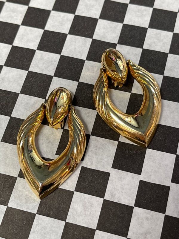 product details: ORNATE REVERSE TEARDROP CLIP EARRINGS WITH RIBBED SIDE DETAILS *1980S DEADSTOCK photo