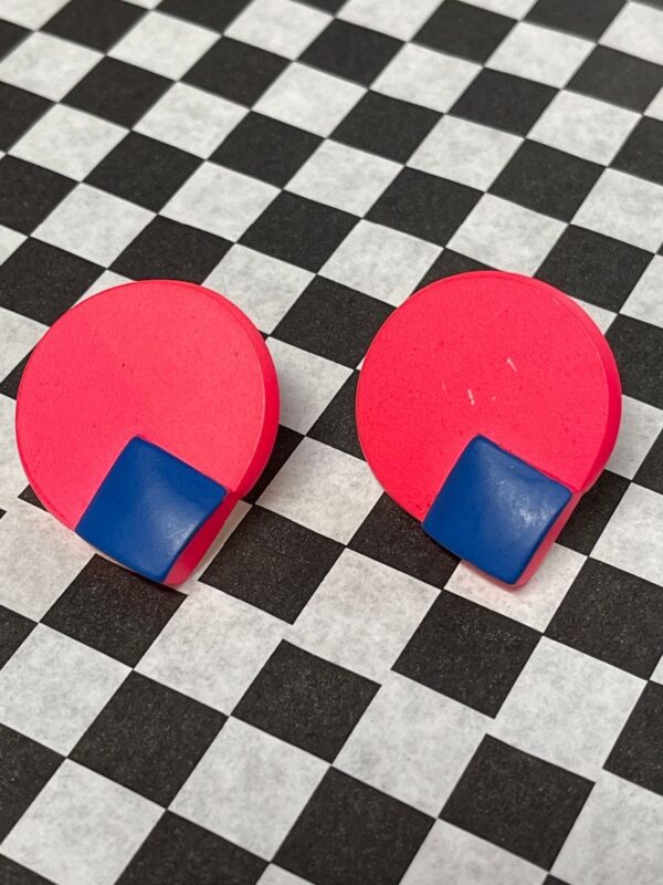 product details: 1980S DEADSTOCK FUN PLASTIC LARGE ROUND GEOMETRIC EARRINGS WITH ELEVATED SQUARE photo