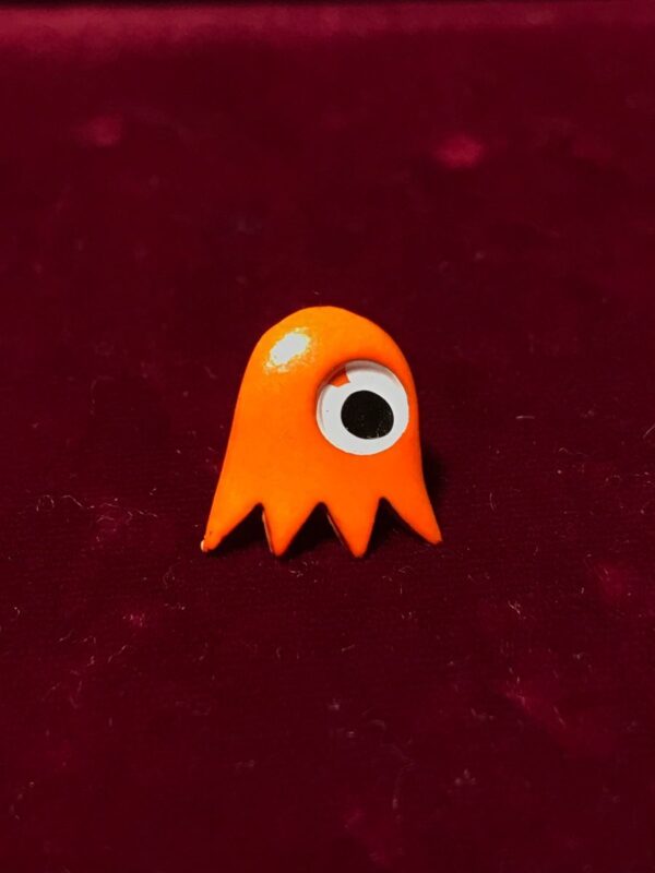 product details: VINTAGE DEADSTOCK PAC MAN CLYDE GHOST PIN 1CT photo