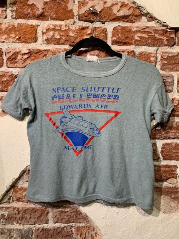 product details: SMALL FIT DOUBLE KNIT MAY 1985 SPACE SHUTTLE CHALLENGER AMERICAN FLAG LETTERING GRAPHIC T-SHIRT photo