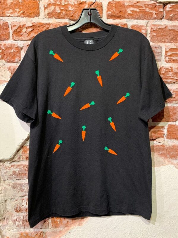 product details: 100% COTTON SCATTERED PUFF INK CARROT GRAPHIC T-SHIRT PUFFY INK *SINGLE STITCH photo